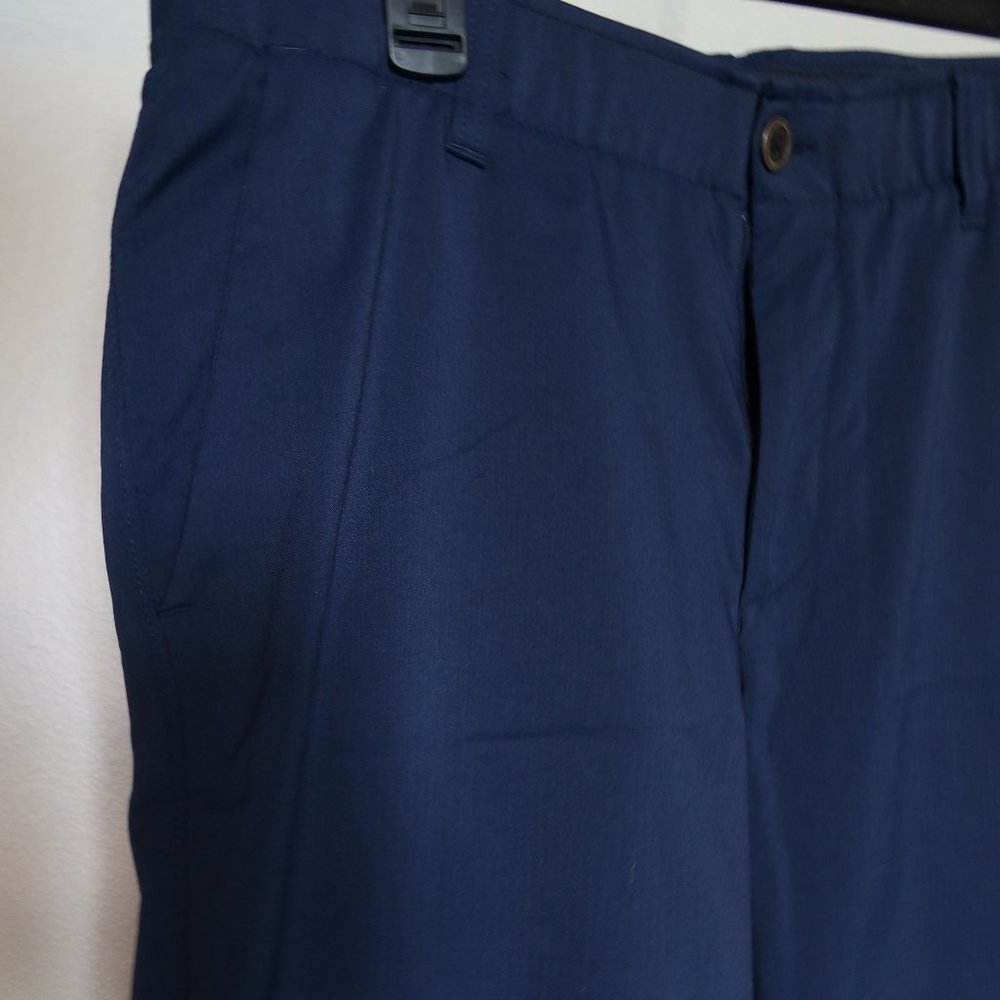 UNDER ARMOUR golf shorts (34") -- brand new
